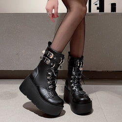 Love is Embarrassing Boots svart YouAreCornyBye