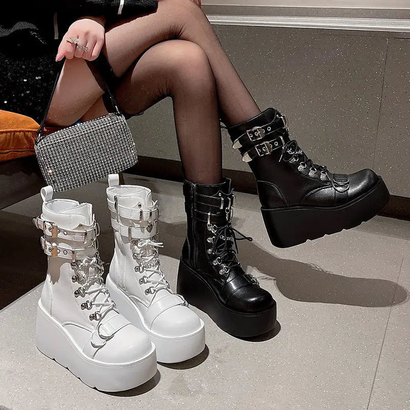 Love is Embarrassing Boots svart YouAreCornyBye