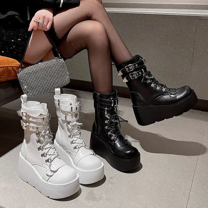 Love is Embarrassing Boots svart YouAreCornyBye