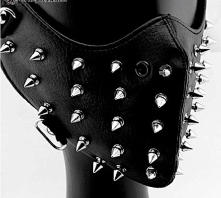 Studded munnbind